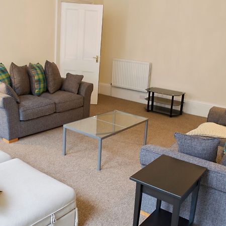 3 Bedroom Apartment Accommodates 8 เอดินบะระ ภายนอก รูปภาพ