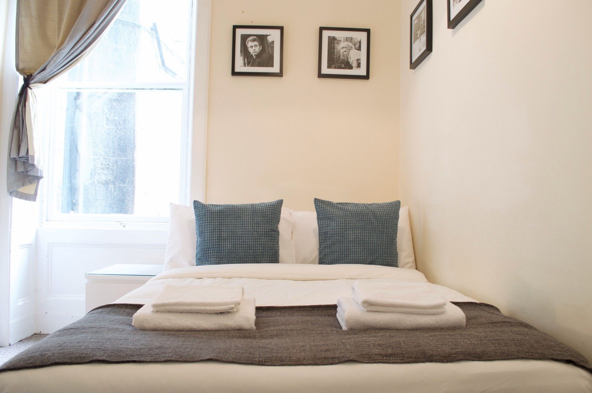 3 Bedroom Apartment Accommodates 8 เอดินบะระ ภายนอก รูปภาพ
