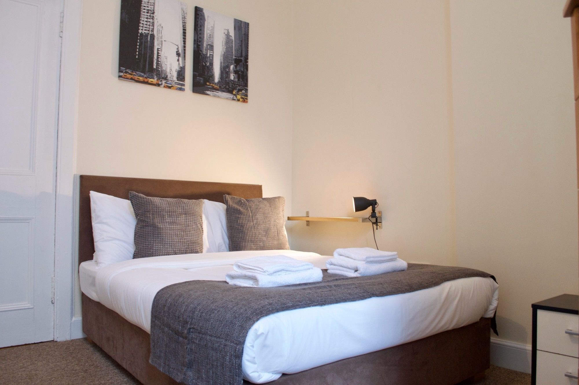 3 Bedroom Apartment Accommodates 8 เอดินบะระ ภายนอก รูปภาพ